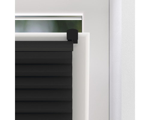 Detaljvy av en svart plisségardin på ett fönster