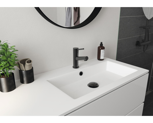 Modern badrum med handfat, armatur och spegel