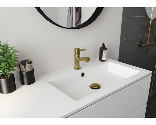 Tvättställ med blandare, spegel och dekoration i badrummet