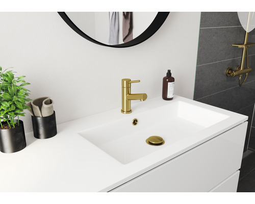 Badrum handfat med armatur, spegel och dekoration