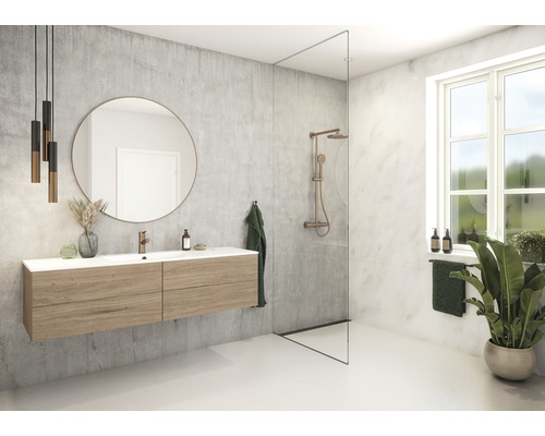 Modernt badrum med tvättställ, spegel, dusch och fönster för en ljus, rymlig atmosfär.