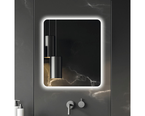 Badrumsscen med upplyst spegel, tvättställsblandare och hänglampor