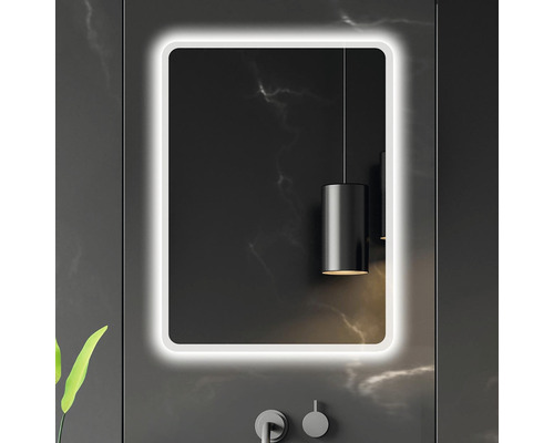 Rektangulär spegel med LED-belysning i ett badrum