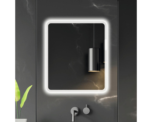 Belyst rektangulär badrumsspegel med armatur och hängande lampa