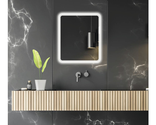 Modernt badrum med belyst spegel, tvättställ och armatur