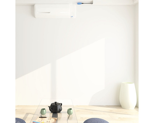 Ljust rum med luftkonditionering, bord och dekoration