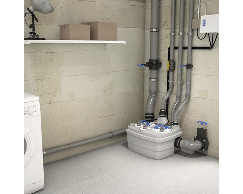 Scen med en pumpstation i en källare bredvid en tvättmaskin, rör och hyllor