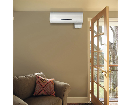 Luftkonditionering i ett vardagsrum med soffa och öppen dörr till balkongen.