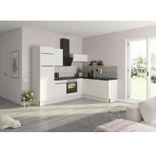 Ljust kök med pentry, fläkt och köksredskap