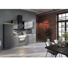 Grått pentry i ett rum med matplats och röd neonskylt