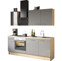 Köksdel med diskho, spis, fläkt och väggskåp