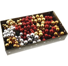 Dekorativa julgranskulor i en låda för juldekorationer