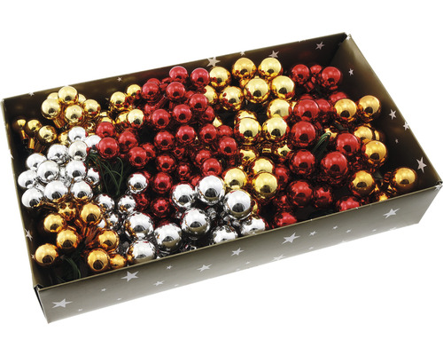 Dekorativa julgranskulor i en låda för juldekorationer