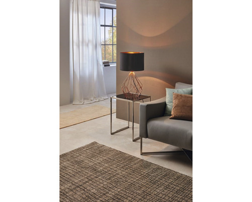 Vardagsrum med matta, lampa och gardin för en ljus och modern atmosfär