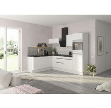 Ljust kök med vita skåp, fläkt och diskho framför mönstrad bakgrund