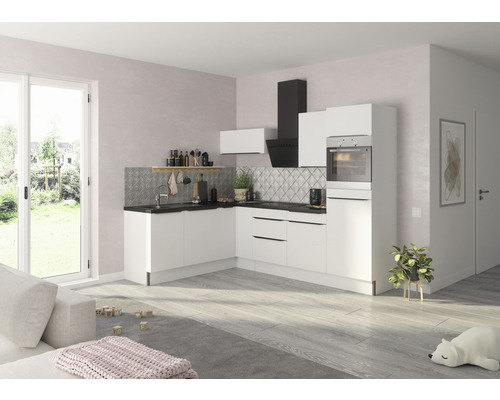 Ljust kök med vita skåp, fläkt och diskho framför mönstrad bakgrund