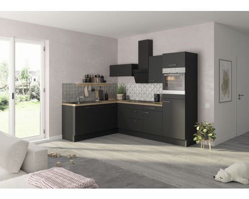 Modernt kök med svarta skåp, ljusa träbänkskivor och kakelvägg