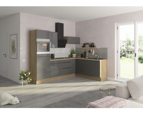 Modernt kök med grå skåp, trästruktur och fläkt