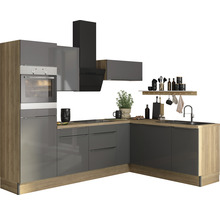 Grått hörnkök med diskho, spis och fläkt.