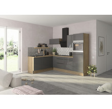 Modernt kök med grå fronter, träbänkskivor och svart fläktkåpa i ett ljust rum.