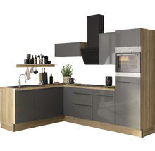 Modernt kök med inbyggda skåp, diskho, fläkt och ugn för inredning