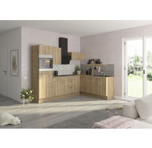 Modernt kök med träfronter, svart fläkt och kakelvägg i ett ljust rum.