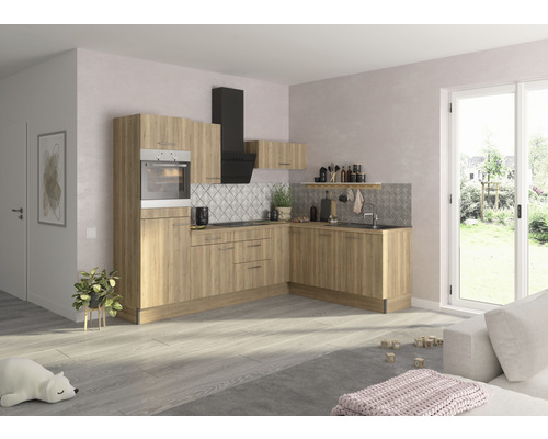 Modernt kök med träfronter, svart fläkt och kakelvägg i ett ljust rum.