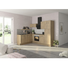 Ljust kök med trälook, fläkt och gråa kakelplattor