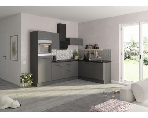 Grått hörn kök med diskho, spis och fläkt i ett ljust rum