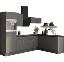 Modernt inbyggnadskök med fläkt, diskho, hängande skåp och ugn