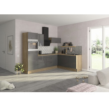 Modernt kök med grå skåp, fläkt och träelement i ett ljust rum.