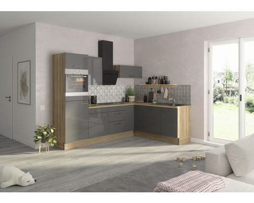 Modernt kök med grå skåp, fläkt och träelement i ett ljust rum.