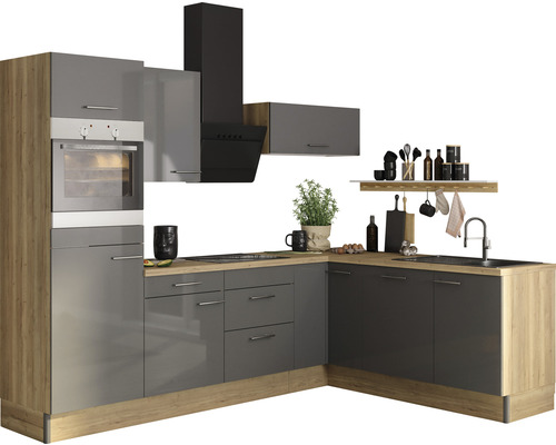 Modernt kök med grå skåp, träsockel och fläkt