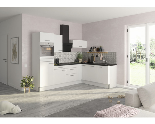 Kompakt kokvrå med inbyggd ugn, fläkt och diskho i ett ljust rum