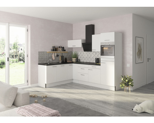 Ljust inbyggnadskök med diskho, spis och fläkt