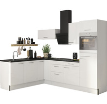 Moderna hörnmonterat kök med vita skåp, svart bänkskiva och köksfläkt