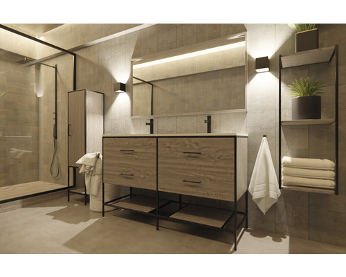 Ljust badrum med dusch, tvättställsskåp, spegel och hylla