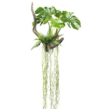 Konstgjord Monstera-planta på en gren med hängande rankor