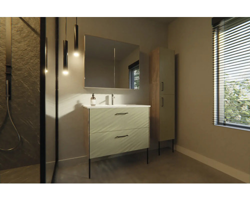 Badrum med tvättställsskåp, spegelskåp och högskåp