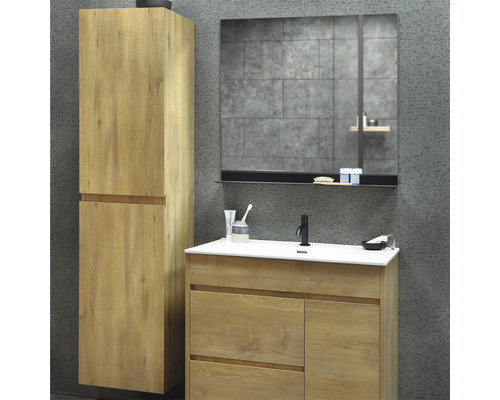 Badrum med underskåp för tvättställ, spegelskåp och högskåp i trädesign