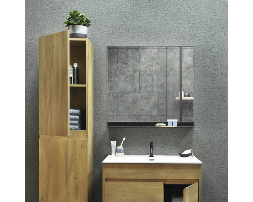 Modernt badrum med tvättställ, spegelskåp och högskåp