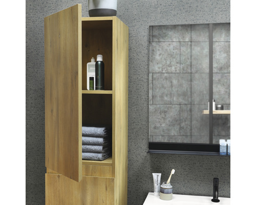 Badrumsmiljö med ett högskåp, handdukar, kosmetiska produkter, spegel och handfat