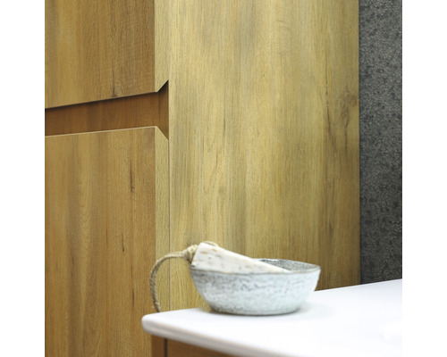 Badrum med träskåp, handfat och tvålkopp