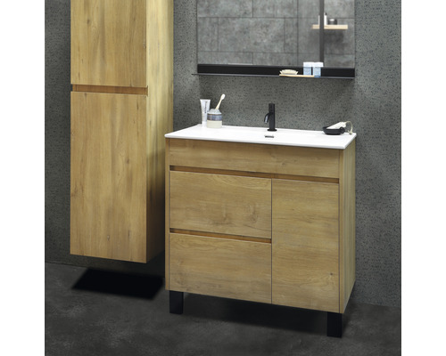 Badrum med tvättställsskåp, tvättställ och spegelskåp