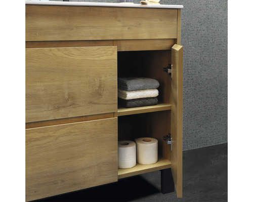 Badrumsmöbler med öppet skåp, förvaringsfack, handdukar och toalettpapper