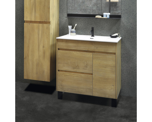 Badrum med tvättställsskåp, handfat och högskåp