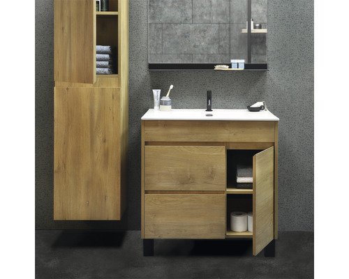 Badrum med tvättställsskåp, handfat, spegelskåp och högskåp i träutseende