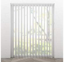 Vertikala persienner vid fönstret