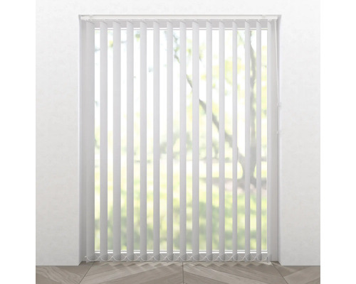 Vertikala persienner vid fönstret