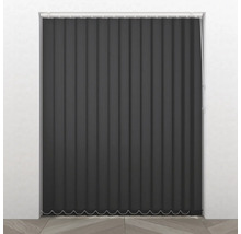 Grå lamellgardin framför ett fönster för ljusreglering.